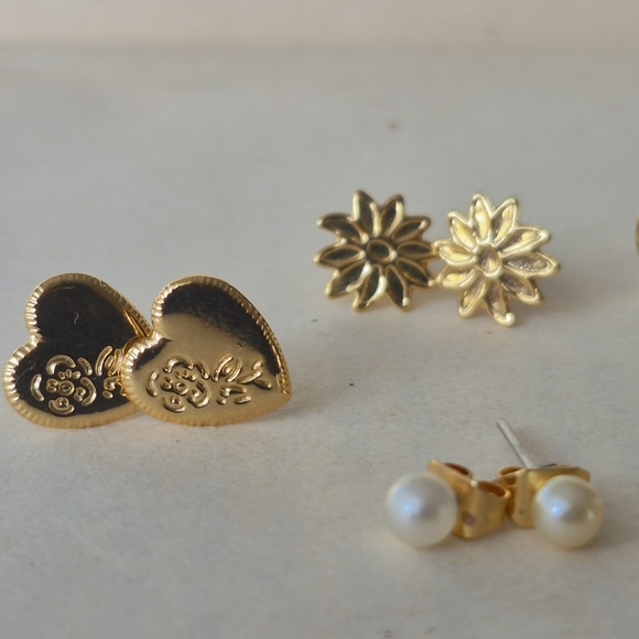 8 Pairs Of Earrings In Gold Black And Pearl - Picture 5 of 9